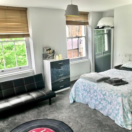 Camden Guest House Double Bedroom With Super Large King Bed London Exterior photo
