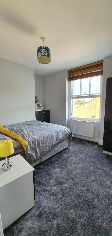 Camden Guest House Double Bedroom With Super Large King Bed London Exterior photo