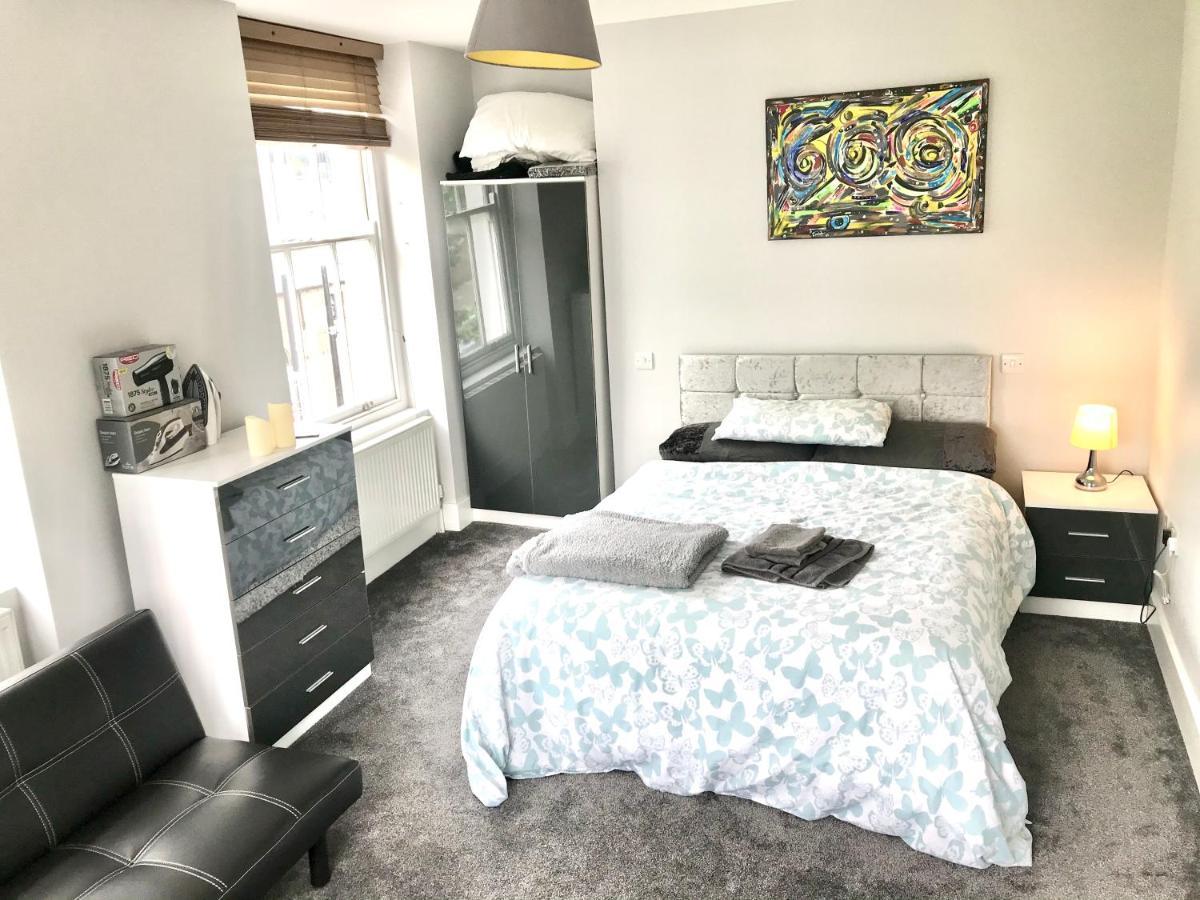 Camden Guest House Double Bedroom With Super Large King Bed London Exterior photo