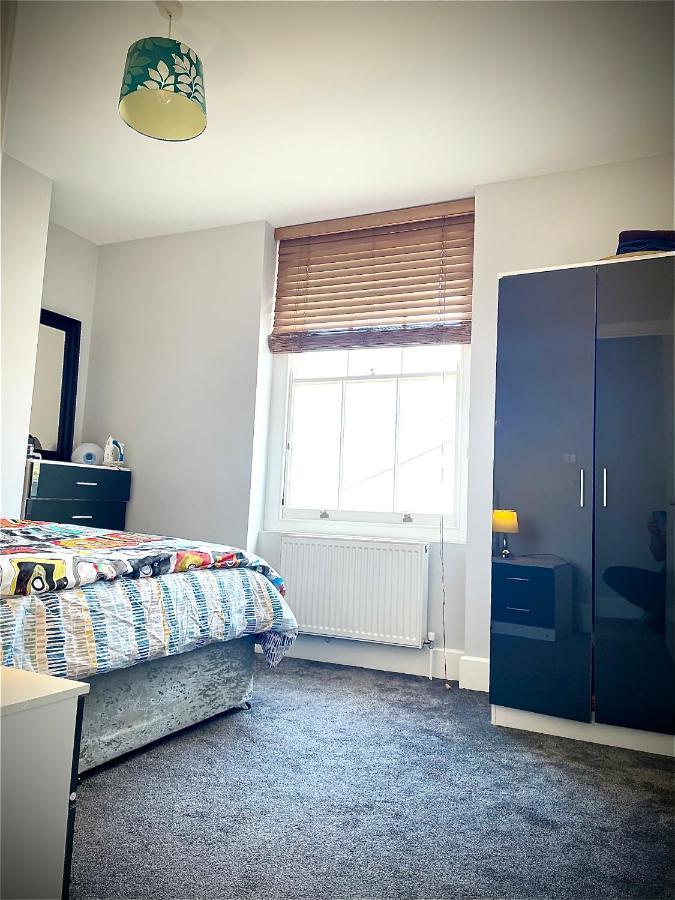 Camden Guest House Double Bedroom With Super Large King Bed London Exterior photo